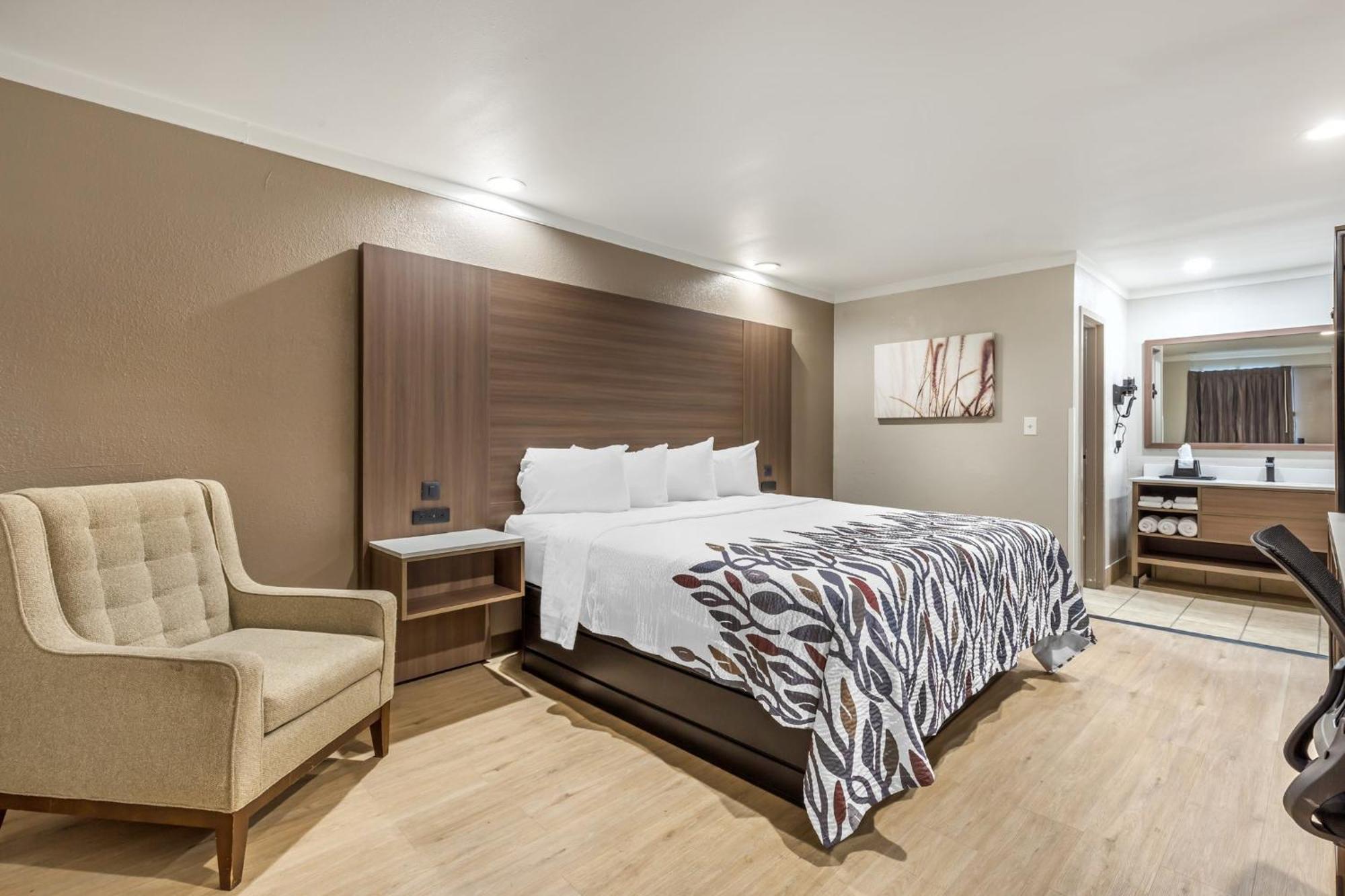 Red Roof Inn Raleigh Northeast - Downtown Экстерьер фото